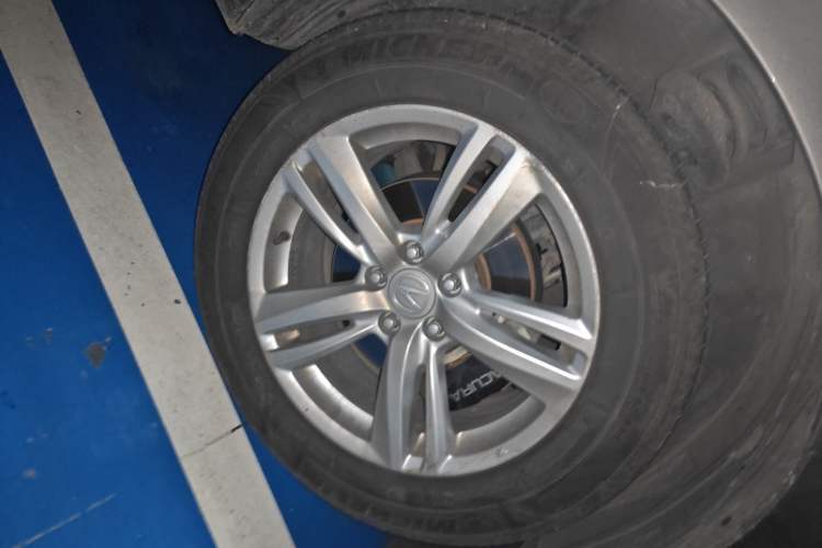 Used Acura RDX 2013 3.0L Two-Wheel Drive Elite Edition Right Front Wheel Hub