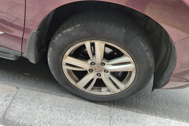 Used Acura RDX 2013 3.0L Two-Wheel Drive Elite Edition Right Front Wheel Hub