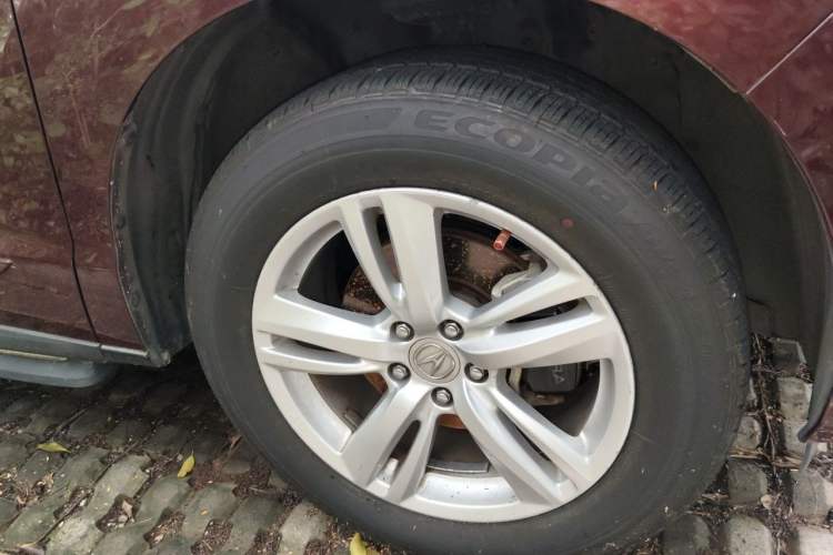 Used Acura RDX 2013 3.0L Two-Wheel Drive Elite Edition Right Front Wheel Hub