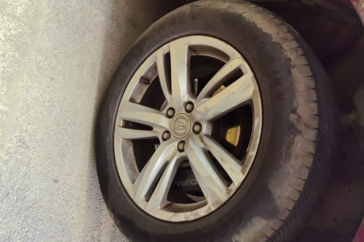 Used Acura RDX 2013 3.0L Two-Wheel Drive Elite Edition Right Front Wheel Hub