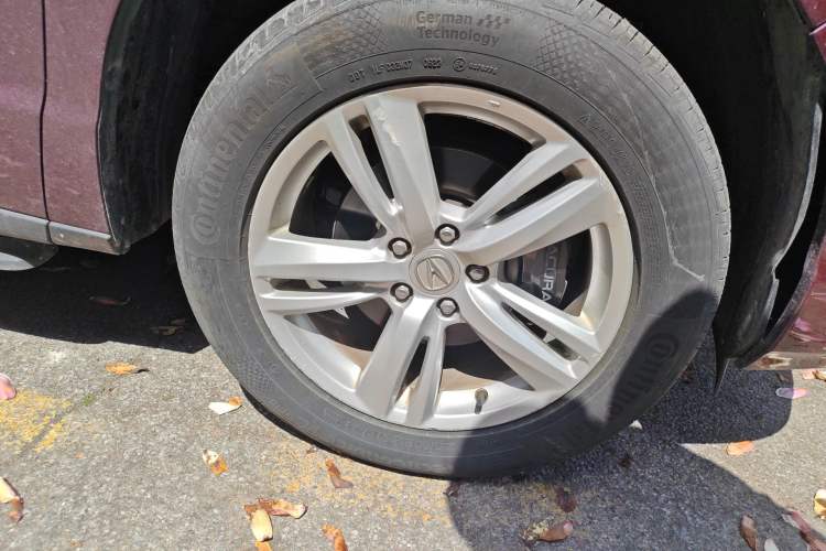 Used Acura RDX 2013 3.0L Two-Wheel Drive Elite Edition Right Front Wheel Hub