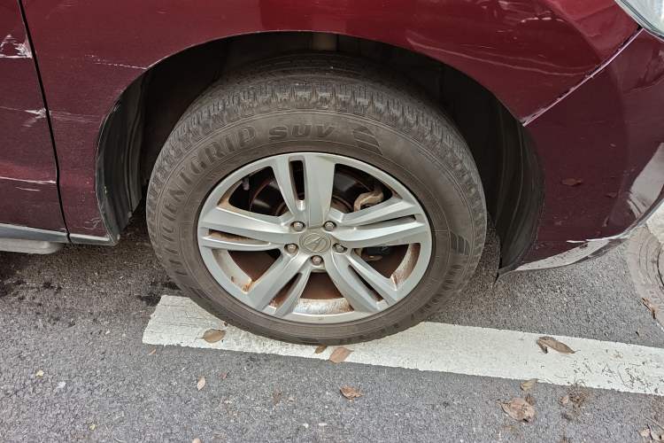 Used Acura RDX 2013 3.0L Two-Wheel Drive Elite Edition Right Front Wheel Hub