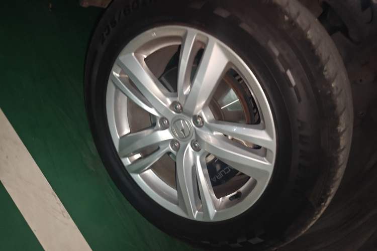 Used Acura RDX 2013 3.0L Two-Wheel Drive Elite Edition Right Front Wheel Hub