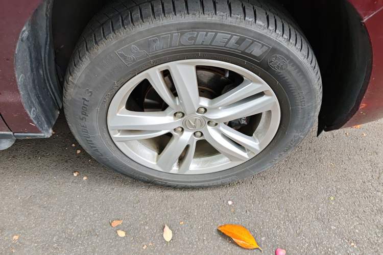 Used Acura RDX 2013 3.0L Two-Wheel Drive Elite Edition Right Front Wheel Hub