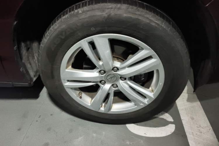 Used Acura RDX 2013 3.0L Two-Wheel Drive Elite Edition Right Front Wheel Hub