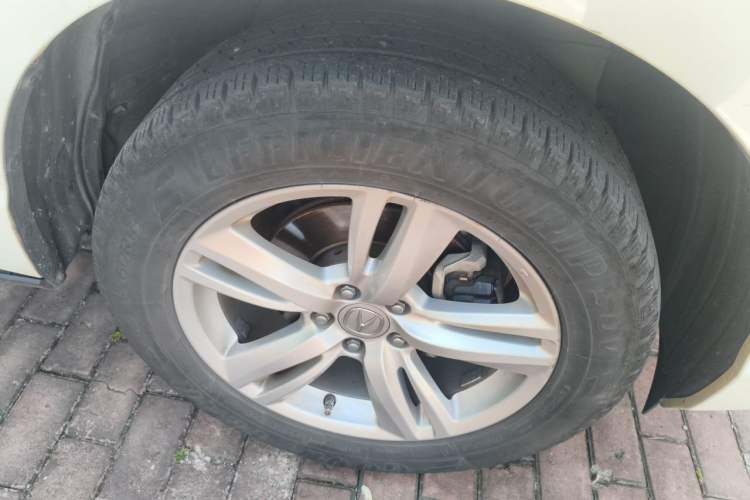Used Acura RDX 2013 3.0L Two-Wheel Drive Elite Edition Right Front Wheel Hub