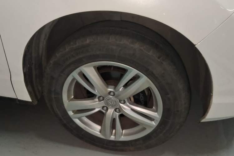 Used Acura RDX 2013 3.0L Two-Wheel Drive Elite Edition Right Front Wheel Hub