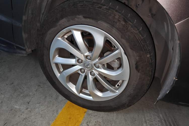 Used Acura RDX 2016 3.0L Two-Wheel-Drive Elite Edition Right Front Wheel Hub