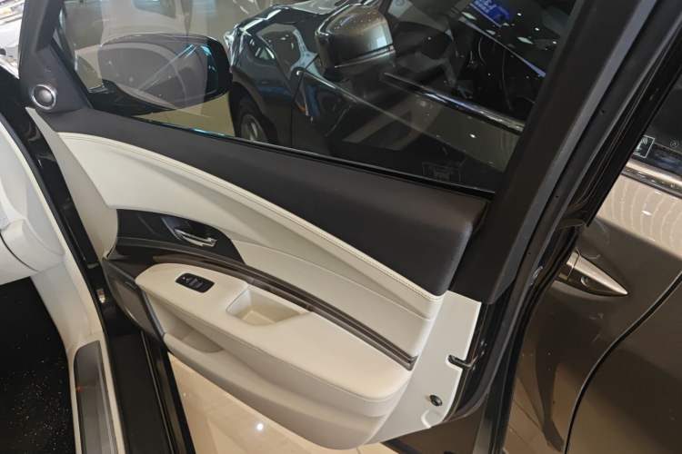 Used Acura RLX 2013 3.5L PAWS Edition Right Front Door Interior