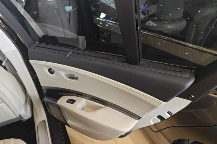 Used Acura RLX 2013 3.5L PAWS Edition Right Rear Door Interior