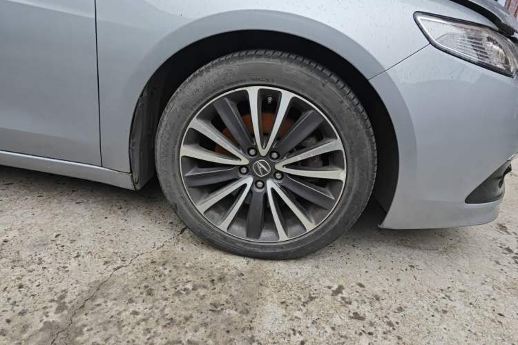 Used Acura TLX 2015 2.4L Elite Edition Right Front Wheel Hub
