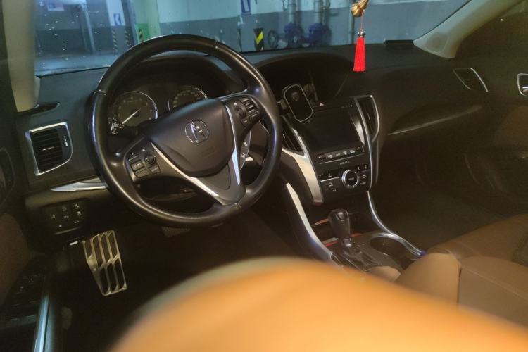 Used Acura TLX-L 2018 2.4L Deluxe Edition Center Console