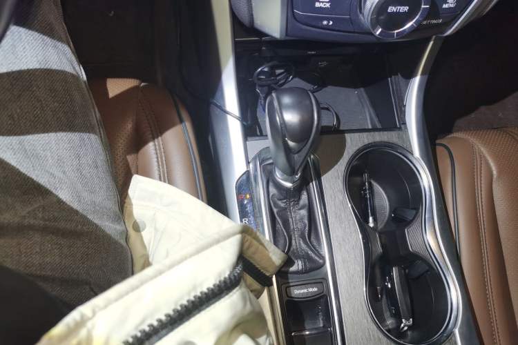 Used Acura TLX-L 2018 2.4L Deluxe Edition Gear Lever