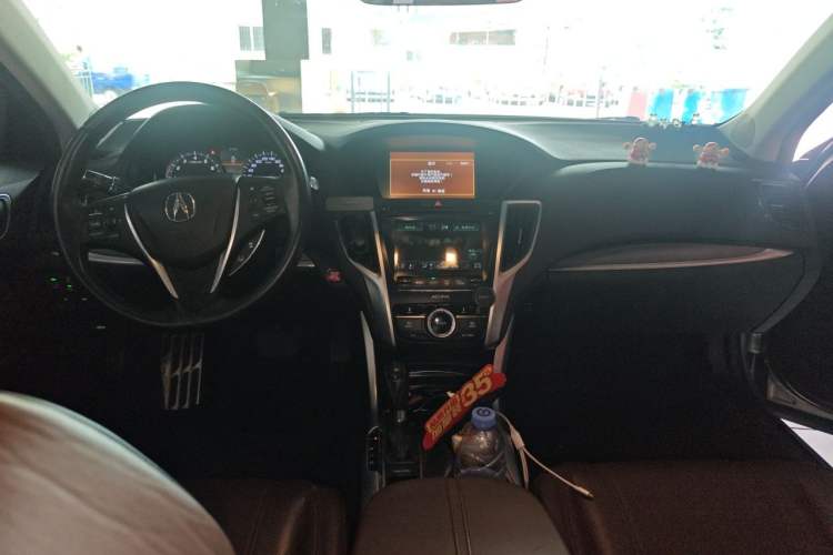 Used Acura TLX-L 2018 2.4L Deluxe Edition Center Console