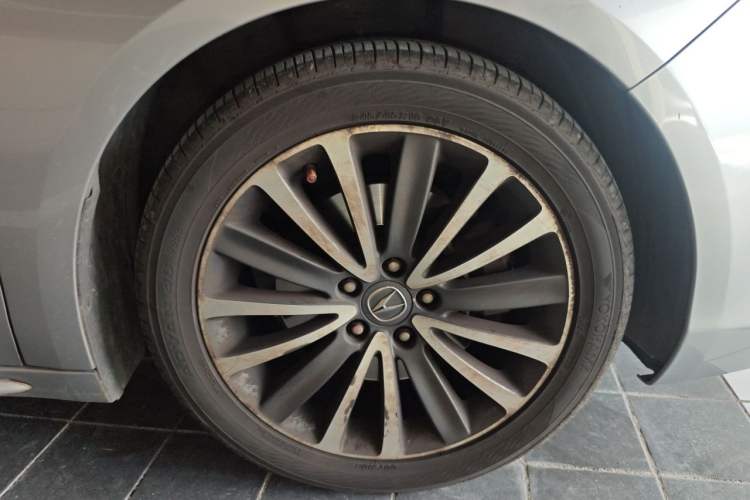 Used Acura TLX-L 2018 2.4L Deluxe Edition Right Front Wheel Hub