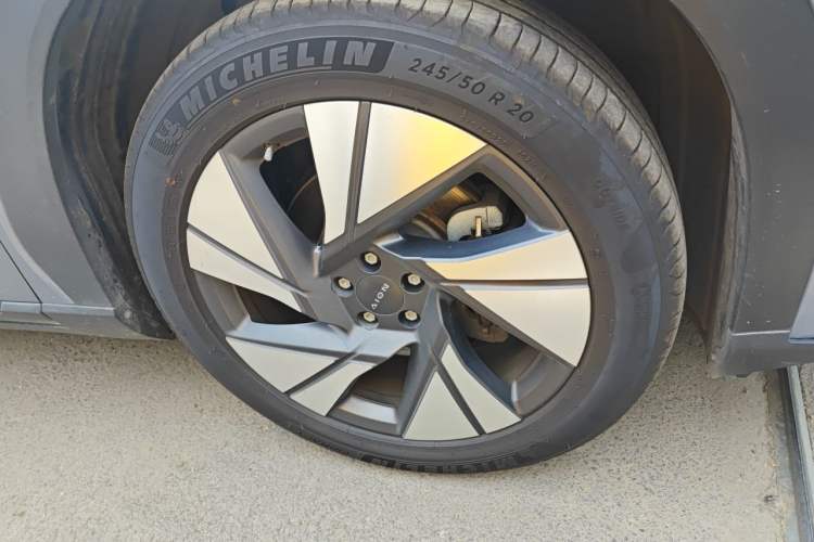 Used AION LX 2022 Plus 80D Max Edition Right Front Wheel Hub