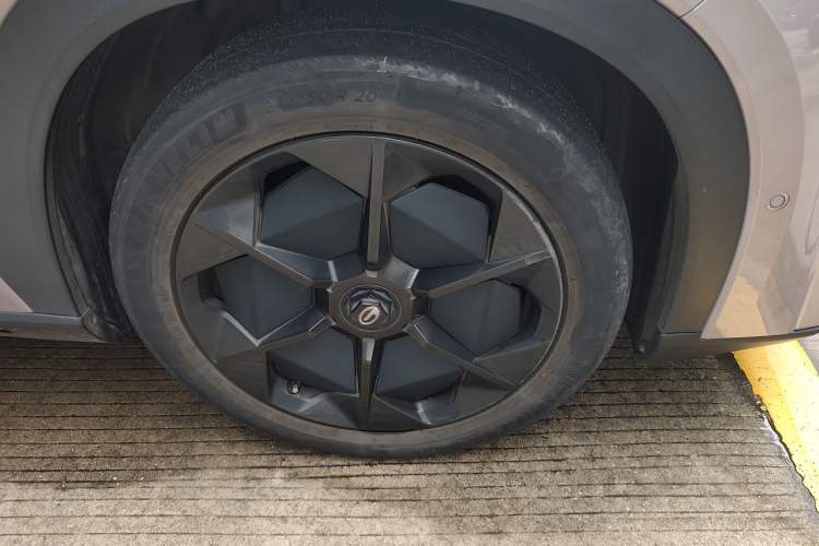Used AION LX 2022 Plus 80D Flagship Edition Right Front Wheel Hub