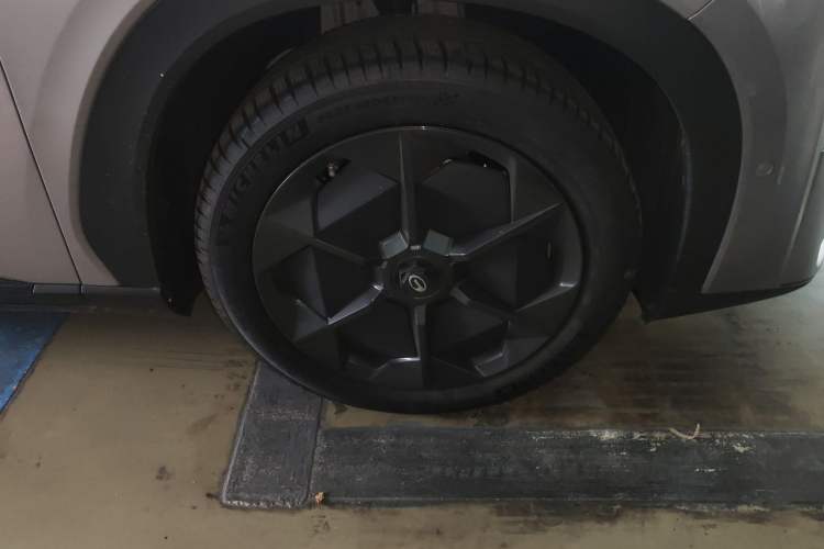 Used AION LX 2022 Plus 80D Flagship Edition Right Front Wheel Hub