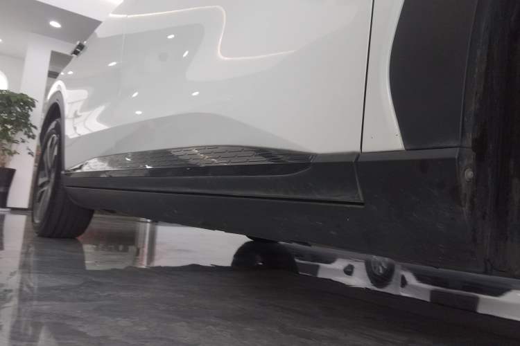 Used AION LX 2022 Plus 80 Smart Premium Edition Right Side Sill