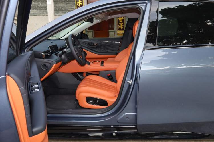 Used AION RT 2025 650 LiDAR Edition Left Front Seat