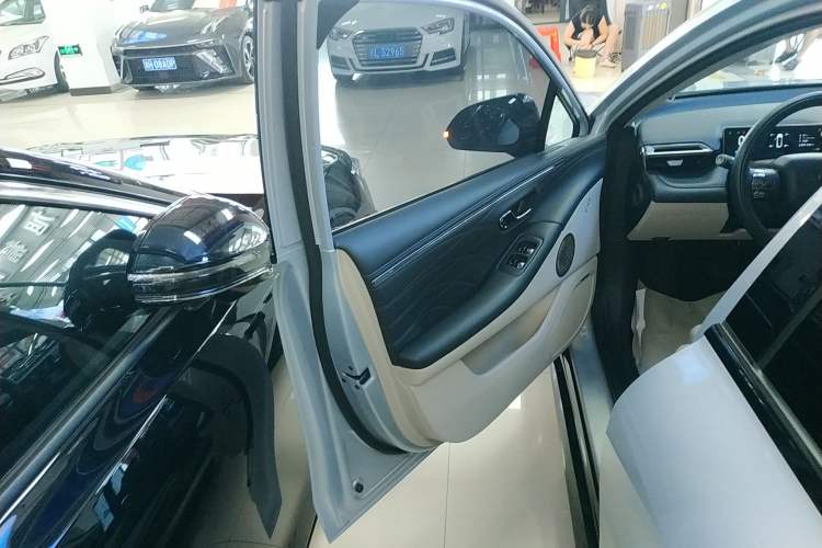 Used AION RT 2025 650 LiDAR Edition Interior 7