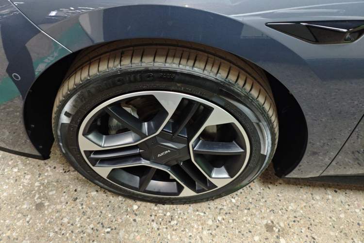 Used AION RT 2025 650 LiDAR Edition Left Front Wheel Hub