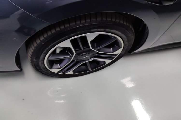 Used AION RT 2025 650 LiDAR Edition Left Front Wheel Hub