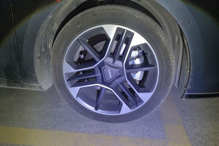 Used AION RT 2025 650 LiDAR Edition Right Front Wheel Hub