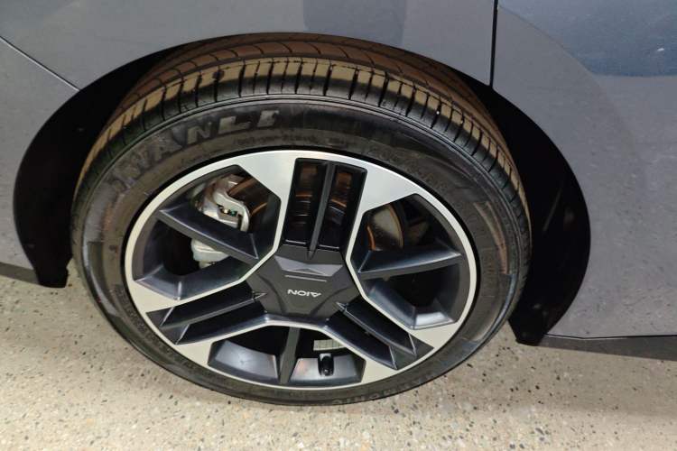 Used AION RT 2025 650 LiDAR Edition Right Rear Wheel Hub