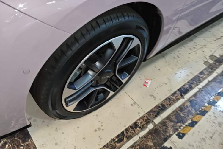 Used AION RT 2025 650 LiDAR Edition Left Front Wheel Hub