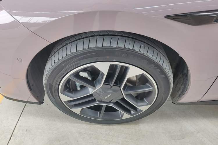 Used AION RT 2025 650 LiDAR Edition Left Front Wheel Hub