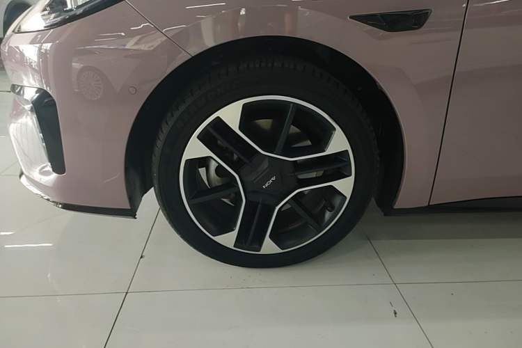 Used AION RT 2025 650 LiDAR Edition Left Front Wheel Hub