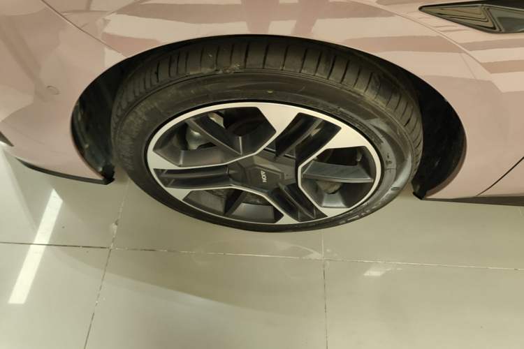 Used AION RT 2025 650 LiDAR Edition Left Front Wheel Hub