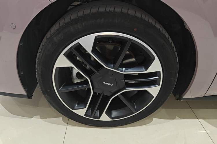 Used AION RT 2025 650 LiDAR Edition Left Front Wheel Hub