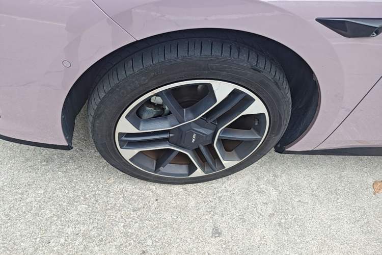 Used AION RT 2025 650 LiDAR Edition Left Front Wheel Hub