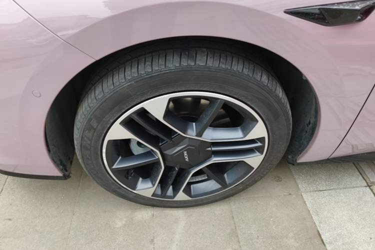 Used AION RT 2025 650 LiDAR Edition Left Front Wheel Hub