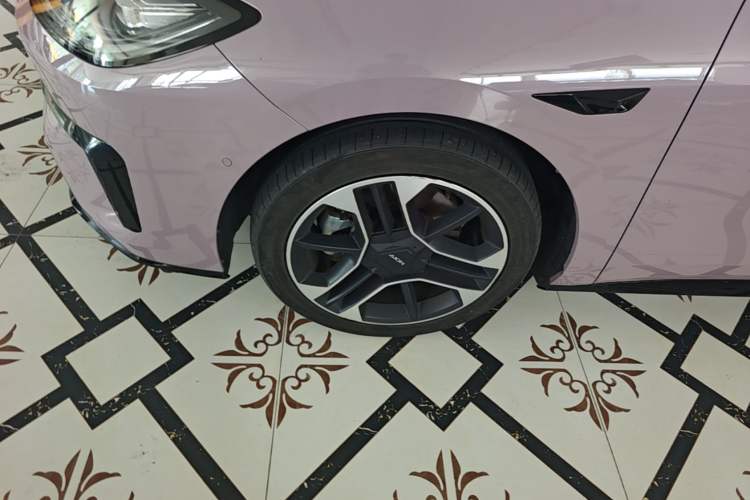Used AION RT 2025 650 LiDAR Edition Left Front Wheel Hub