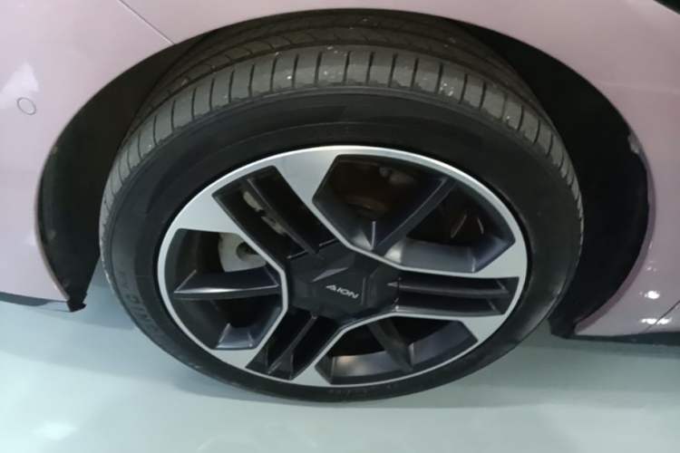 Used AION RT 2025 650 LiDAR Edition Left Front Wheel Hub