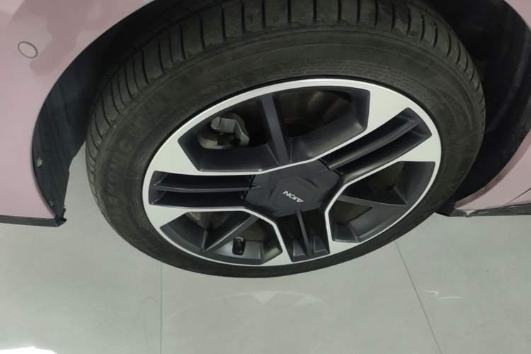 Used AION RT 2025 650 LiDAR Edition Left Front Wheel Hub