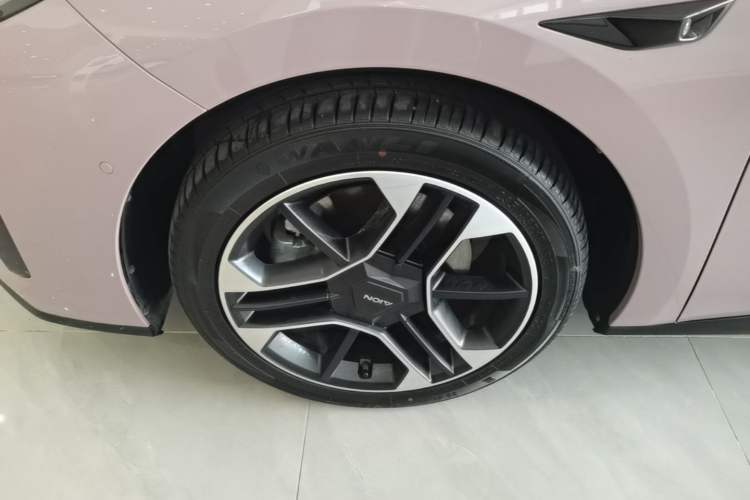 Used AION RT 2025 650 LiDAR Edition Left Front Wheel Hub