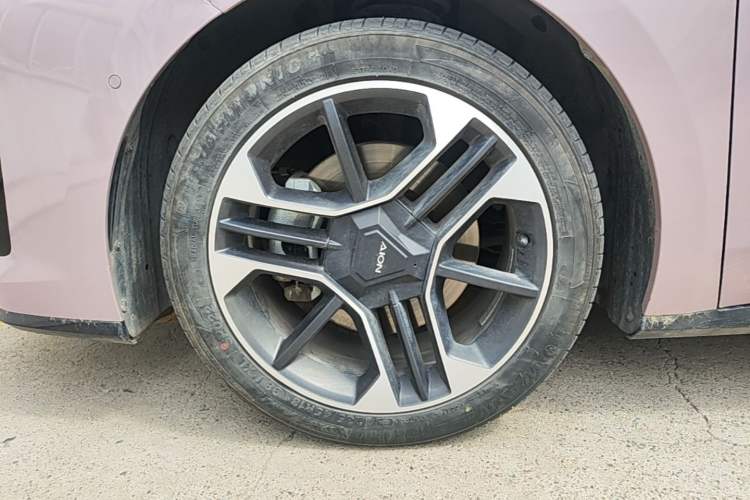 Used AION RT 2025 650 LiDAR Edition Left Front Wheel Hub
