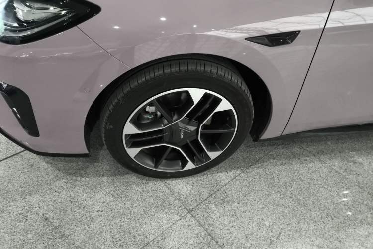 Used AION RT 2025 650 LiDAR Edition Left Front Wheel Hub