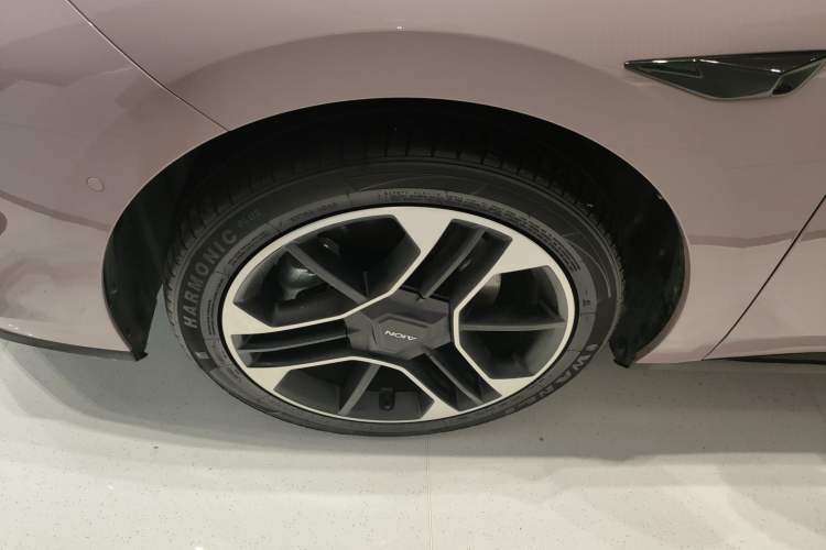 Used AION RT 2025 650 LiDAR Edition Left Front Wheel Hub