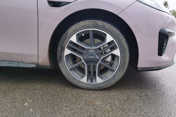 Used AION RT 2025 650 LiDAR Edition Right Front Wheel Hub