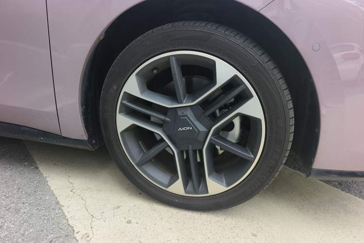 Used AION RT 2025 650 LiDAR Edition Right Front Wheel Hub