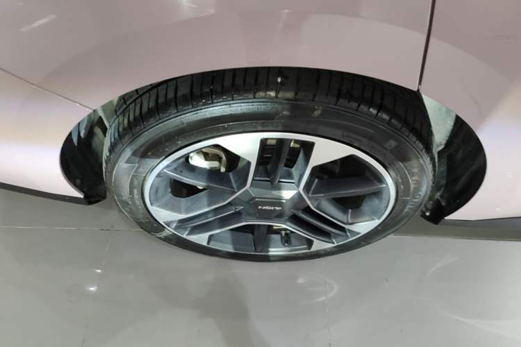 Used AION RT 2025 650 LiDAR Edition Right Rear Wheel Hub