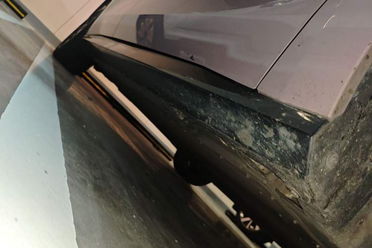 Used AION RT 2025 650 LiDAR Edition Right Side Sill