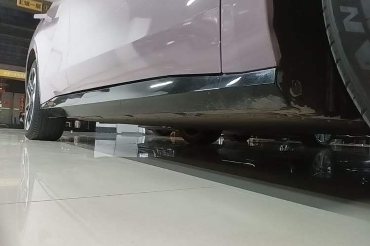 Used AION RT 2025 650 LiDAR Edition Right Side Sill