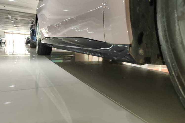 Used AION RT 2025 650 LiDAR Edition Right Side Sill