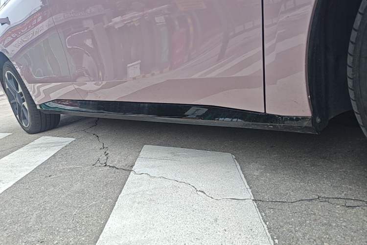 Used AION RT 2025 650 LiDAR Edition Right Side Sill